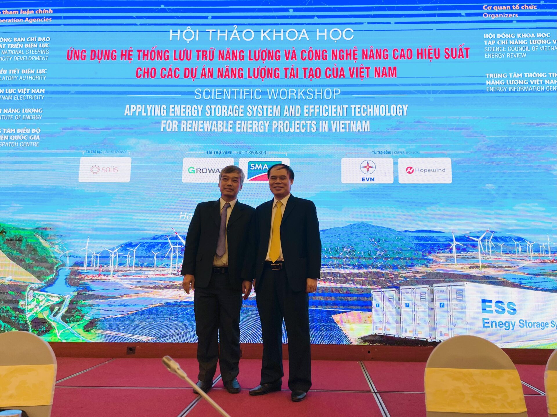 Ông Thái Tuấn Tài (trái) và ông Nguyễn Thái Sơn (phải) - Thường trực HĐKH Năng lượng Tạp chí Năng lượng Việt Nam