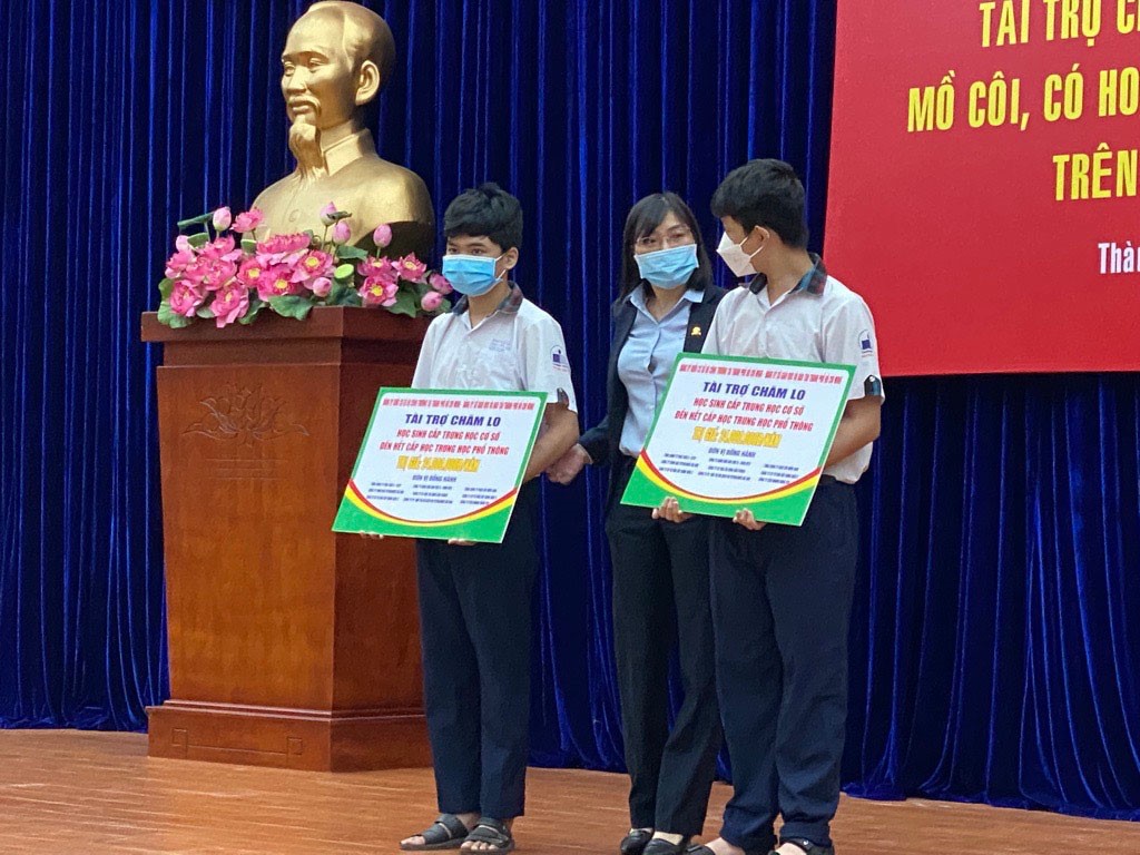 Bà Bùi Thị Hoàng Yến – Phó trưởng phòng Tổ chức & Nhân sự PECC3 trao bảng tài trợ cho các em học sinh.