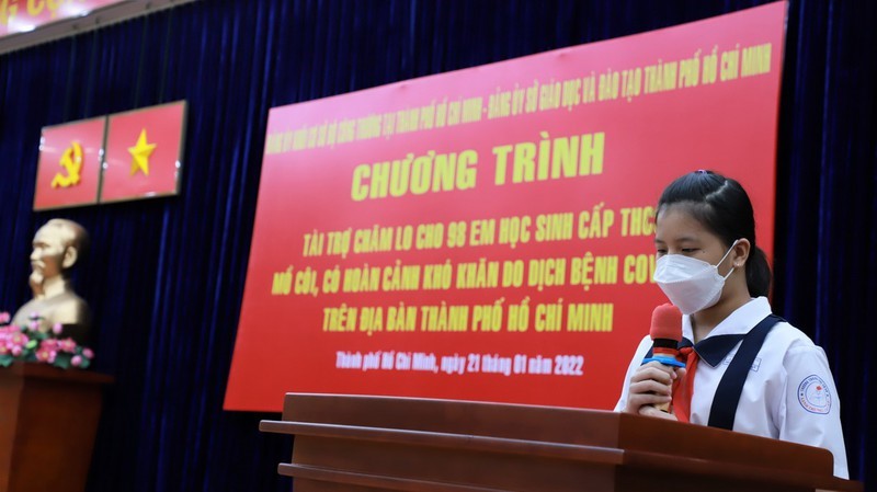 Em Đỗ Phương Phương, học sinh lớp 7 Trường THCS Linh Trung đại diện 98 em được nhận học bổng phát biểu lời cảm ơn.