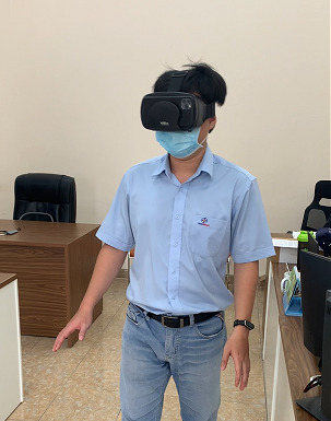 Hình 9. Sử dụng công nghệ VR nhập vai vào môi trường ảo để xem trước mô hình BIM của dự án TBA 110kV Mỹ Phước 3 trong giai đoạn thiết kế, hình bên trái là khung cảnh nhìn thấy khi đeo kính VR.
