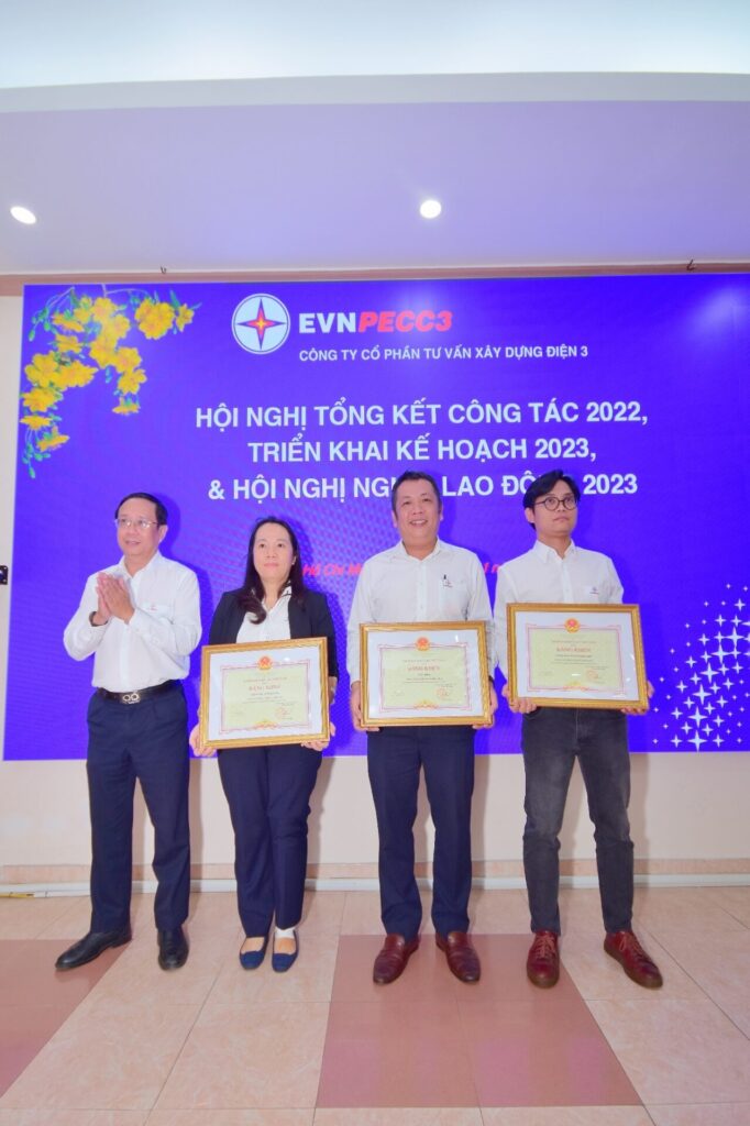 Hình 6: Trao tặng BK của EVN cho các tập thể phòng TK Đường dây, Văn phòng và phòng Nghiên cứu và Phát triển.