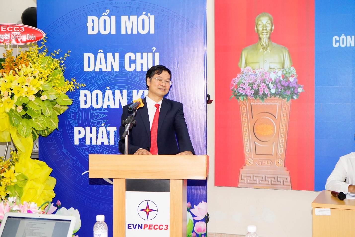 Đ/c Lương Bá Thanh – Phó Chủ tịch Công đoàn Điện lực Việt Nam phát biểu chỉ đạo định hướng